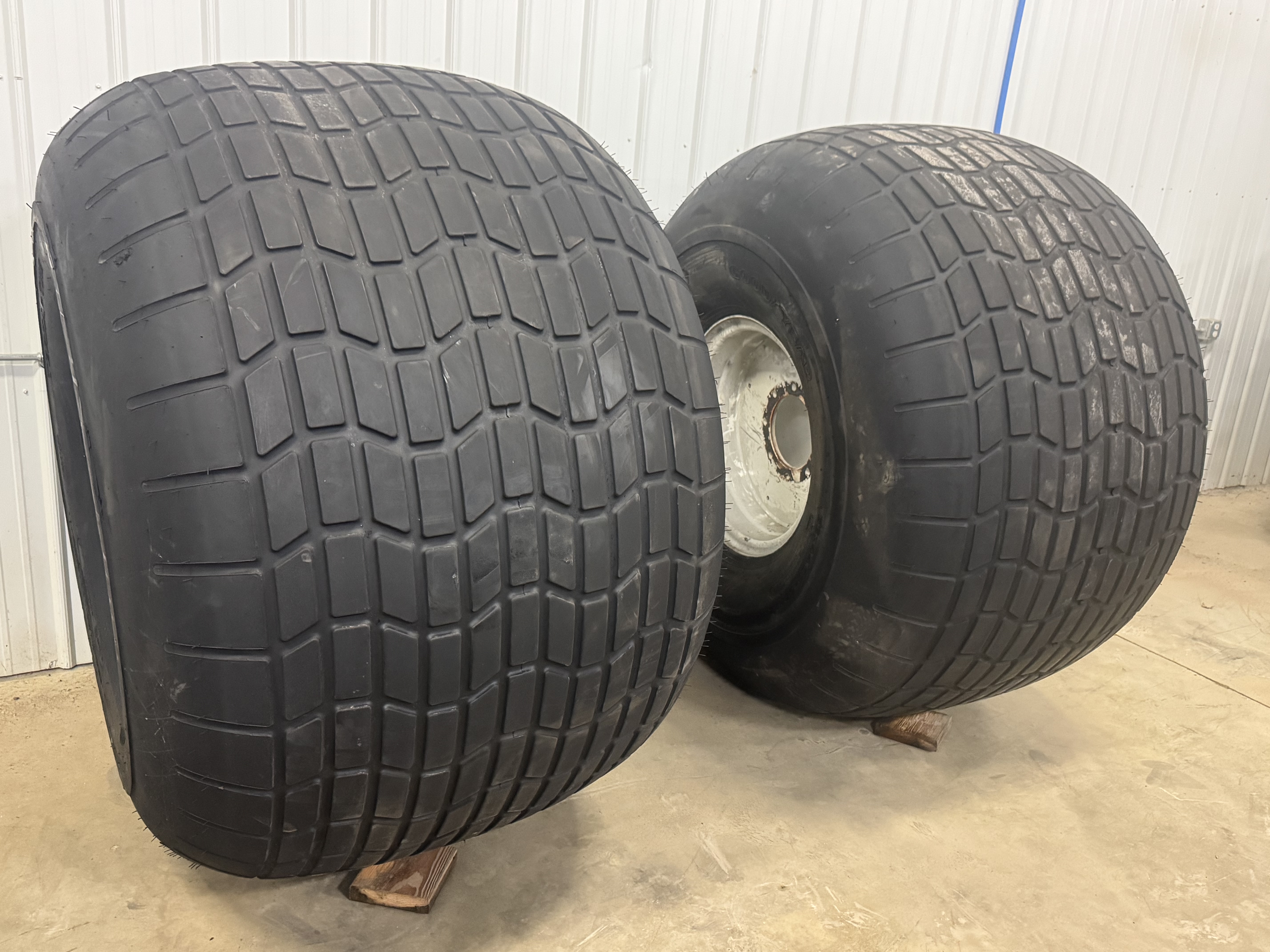 Image: Goodyear 66x44-25 turf