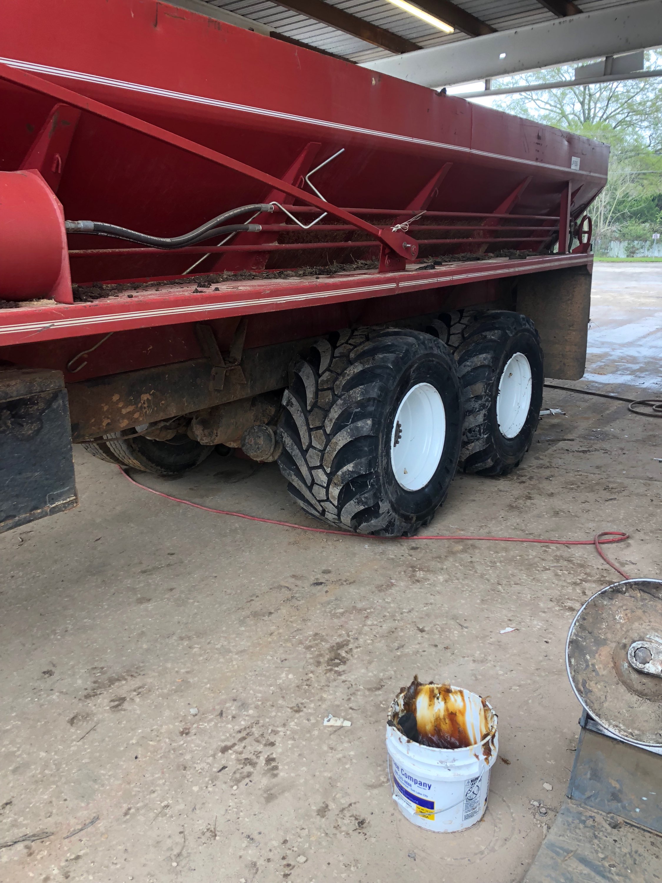 Image: 600/50-22.5 tires on a spreader