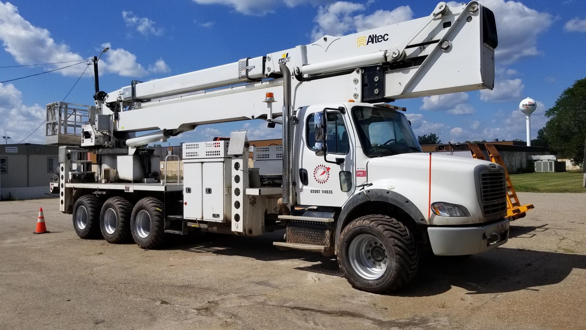 Image: Bucket Truck 600/50-22.5 rear 550/50-22.5 fronts